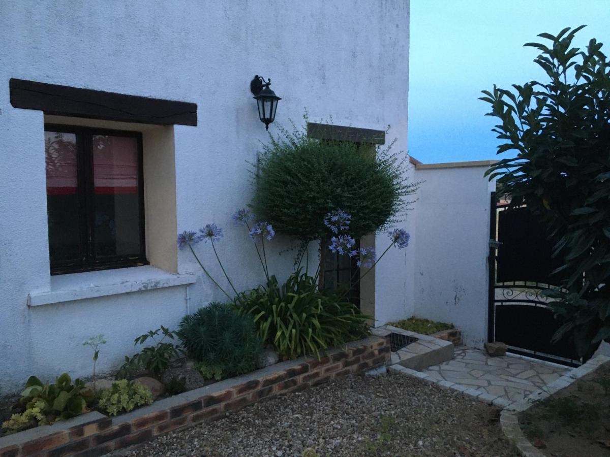 Maison Blanche Piscine Et Petit Dejeuner Châtellerault Exteriér fotografie
