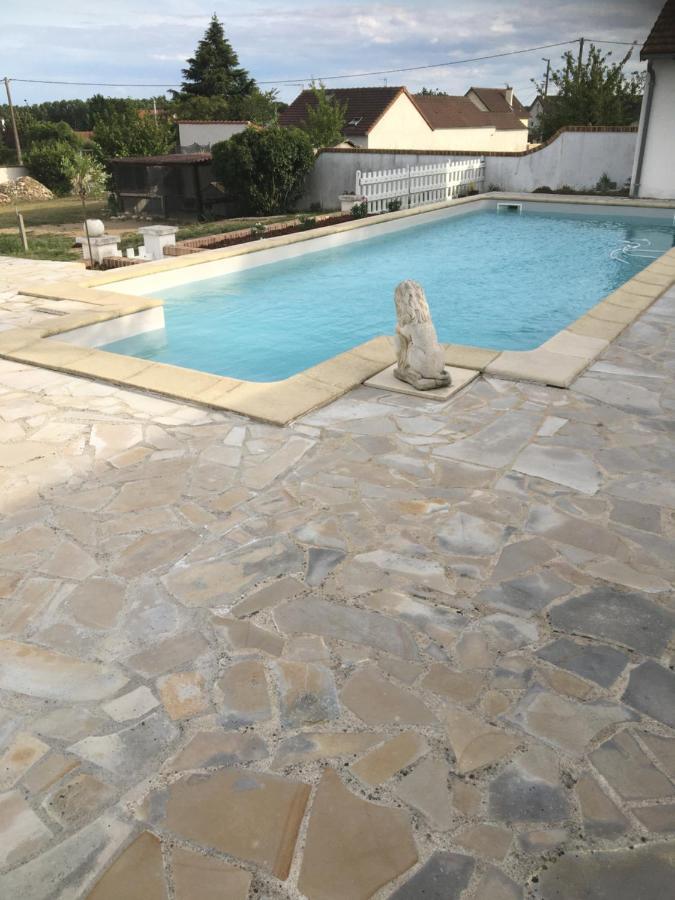 Maison Blanche Piscine Et Petit Dejeuner Châtellerault Exteriér fotografie