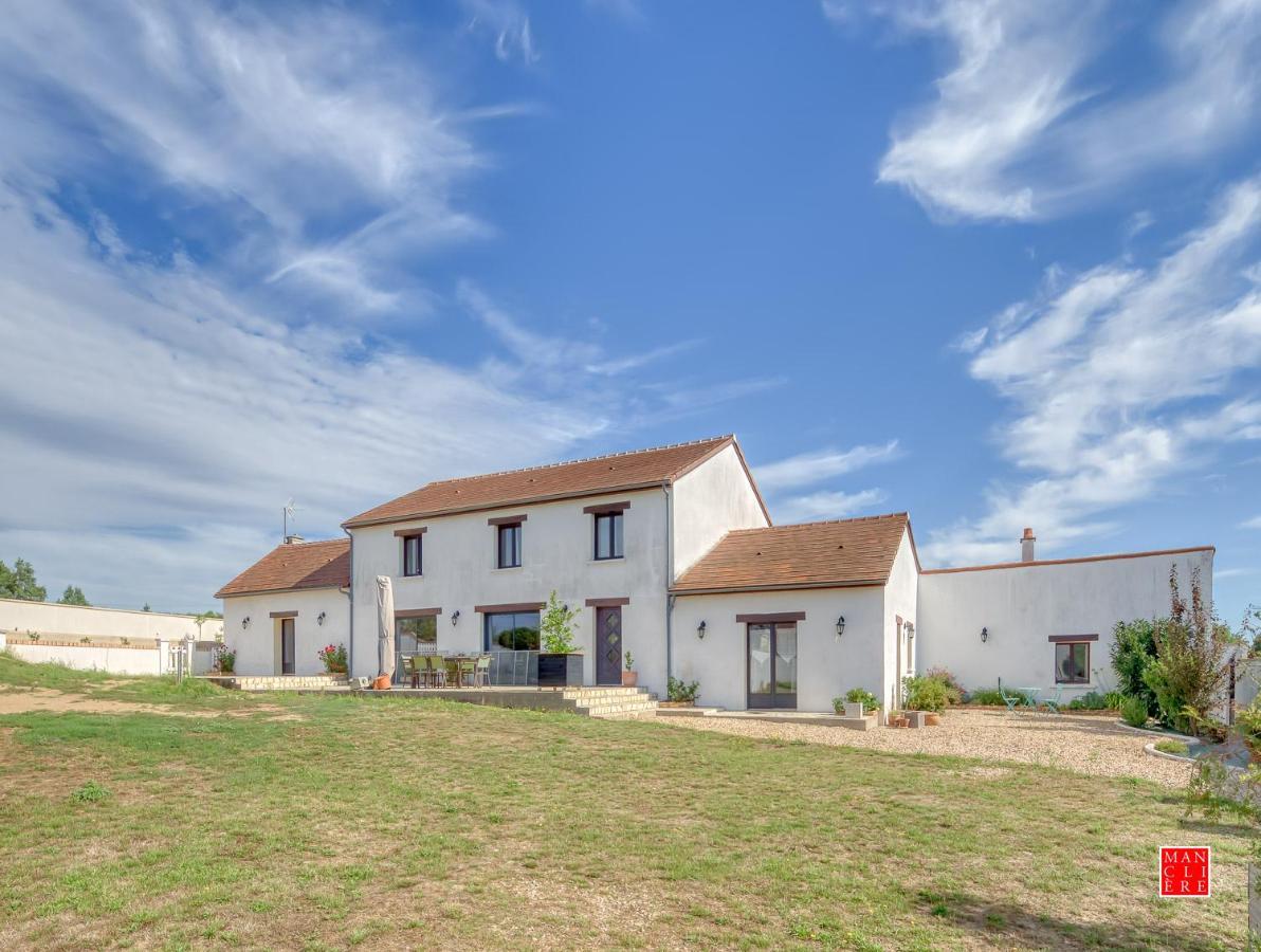 Maison Blanche Piscine Et Petit Dejeuner Châtellerault Exteriér fotografie